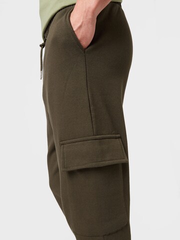 BURTON MENSWEAR LONDON Tapered Cargo trousers in Green