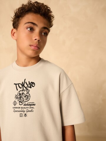 Tricou de la Next pe gri