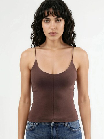 Top di Busem in marrone: frontale