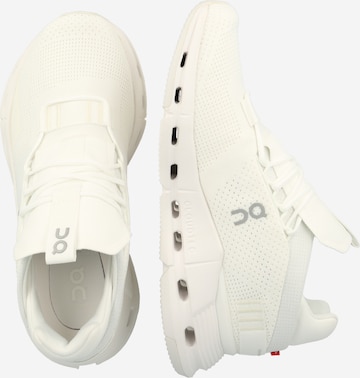 Sneaker bassa 'Cloudnova' di On in bianco