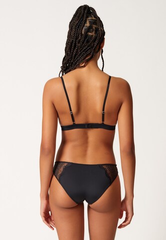 Skiny Triangle Bra in Black