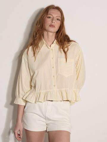 Apricot Blouse ' ' in Geel: voorkant