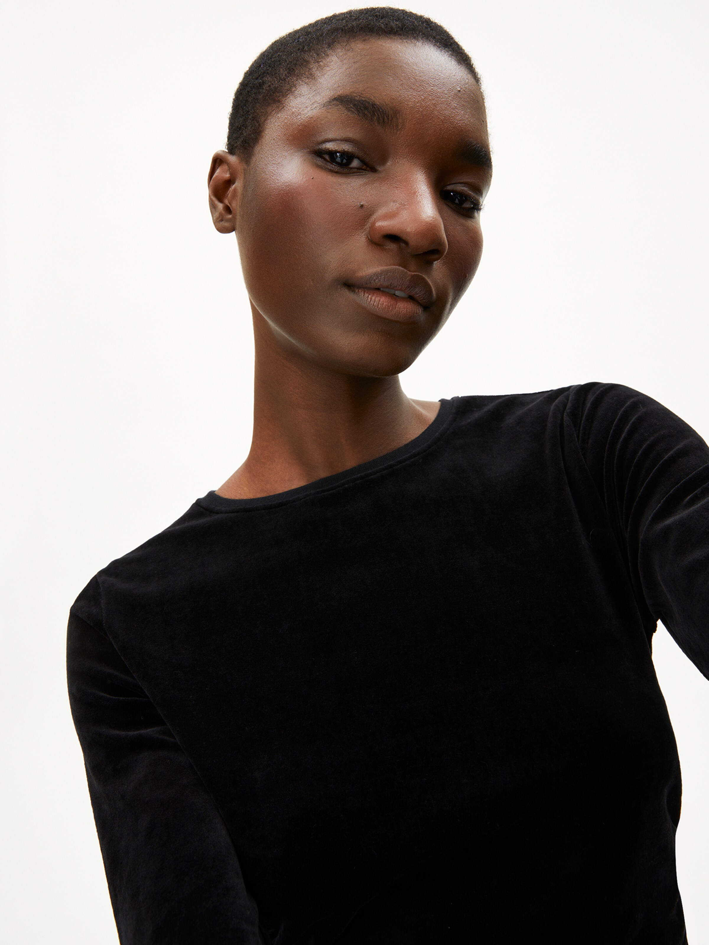 ARMEDANGELS Kleid ADAAJA VELVET in Schwarz: Vorderseite