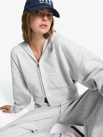 Bershka Jopa na zadrgo | siva barva