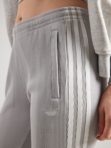 ADIDAS ORIGINALS Rozšírený strih Nohavice - Sivá