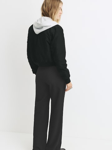 Pull&Bear Štandardný strih Nohavice - Čierna