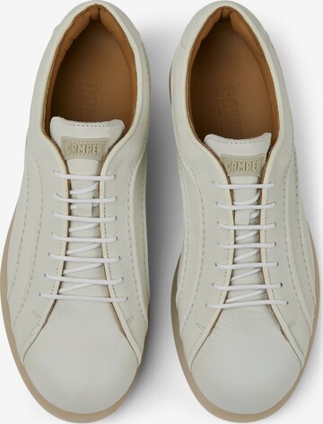 Baskets basses 'Pelotas Ariel' CAMPER en blanc