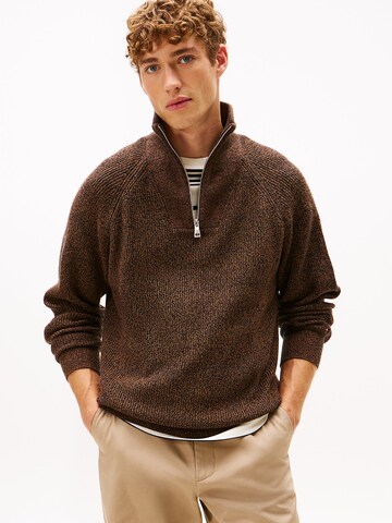 TOMMY HILFIGER Sweater in Brown