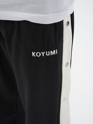 Koyumi Regular Sportbroek 'Druckknöpfen  mit weißen Streifen' in Zwart