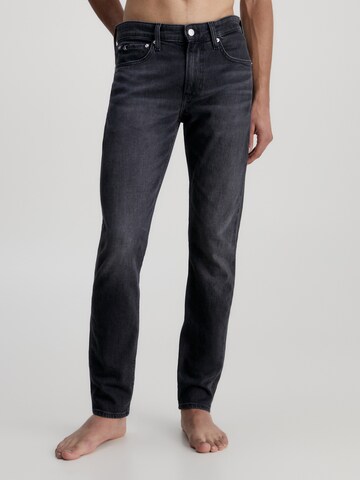 Calvin Klein Jeans Tapered Jeans in Zwart: voorkant