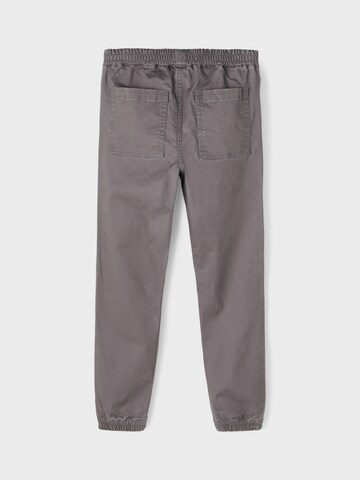 Tapered Pantaloni 'Romeo' di NAME IT in grigio