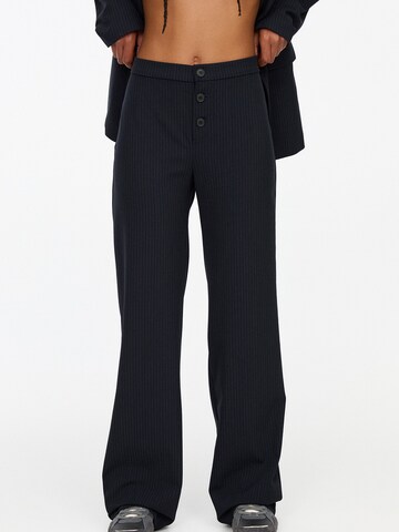 Pull&Bear Regular Trousers in Blue: front