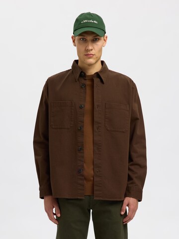 SELECTED Regular fit Button Up Shirt 'SLHTRAVIS' in Brown: front
