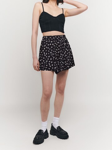 UNFOLLOWED x ABOUT YOU Regular Shorts 'SUMMER' in Schwarz