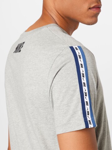 Tricou de la Nike Sportswear pe gri