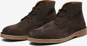 SELECTED HOMME Chukka Boots in Braun