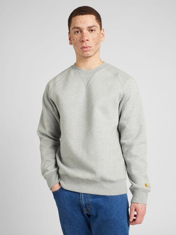 Carhartt WIPSweater majica 'Chase' - siva boja: prednji dio