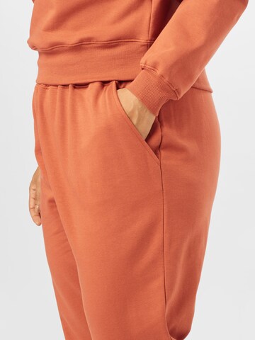 ABOUT YOU Curvy Tapered Broek 'Naomi' in Oranje