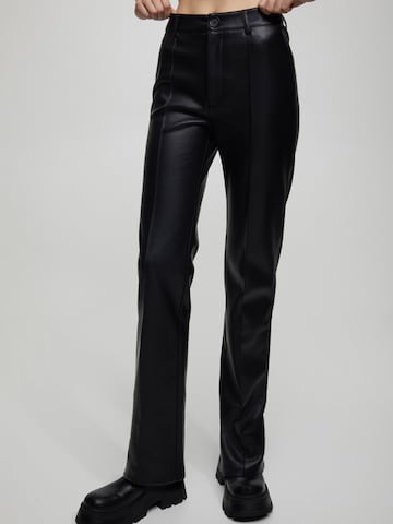 Pull&Bear Bootcut Hose in Schwarz