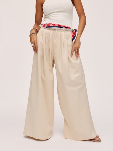 Kamila Šikl Wide leg Jeans in White: front