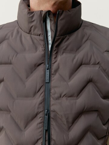 Born Living Yoga Sportbodywarmer ' Sepik ' in Bruin