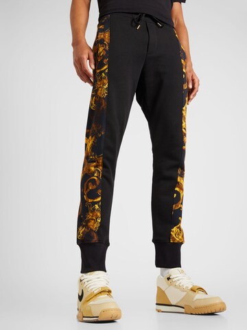 Tapered Pantaloni de la Versace Jeans Couture pe negru: față