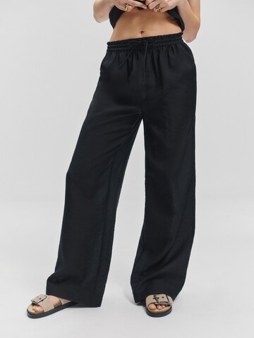 De Roos Wide leg Trousers in Black: front