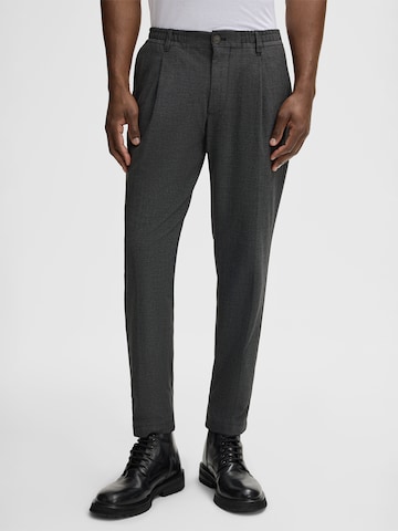 Coupe slim Pantalon à plis 'Lui' STRELLSON en gris : devant