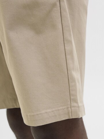 aprel Regular Chino in Beige