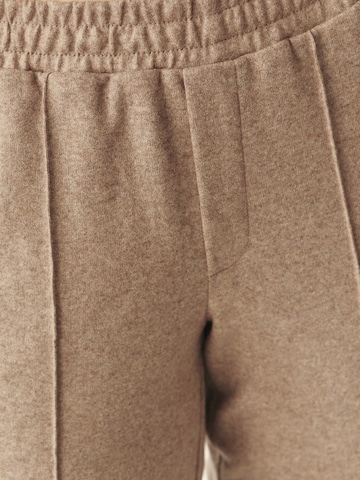 Tapered Pantaloni 'SUMKO' di TATUUM in beige