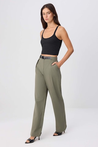 Trendyol Loosefit Kalhoty se sklady v pase – zelená