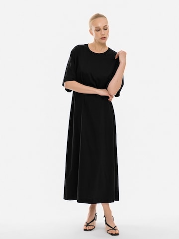 4TAILORS Mekko 'Connect Me' värissä musta
