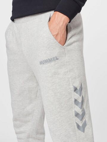 Effilé Pantalon de sport 'Legacy' Hummel en gris