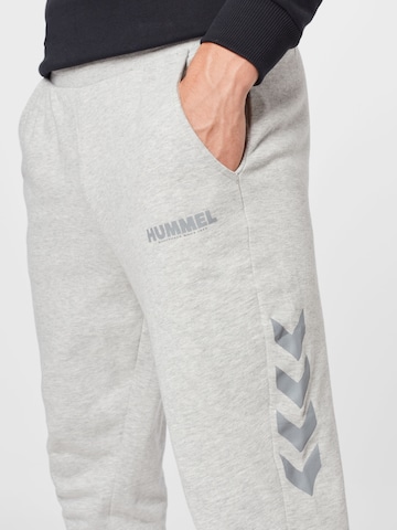 Hummel Дънки Tapered Leg Спортен панталон 'Legacy' в сиво