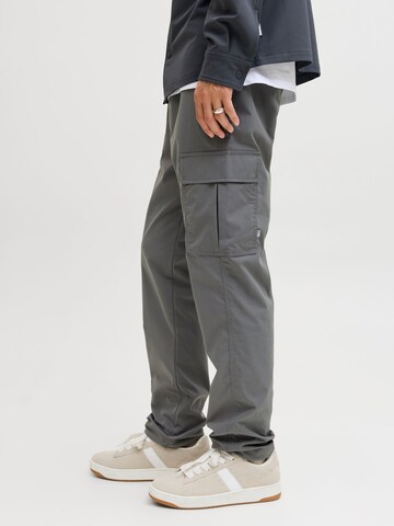 Regular Pantalon cargo JACK & JONES en gris