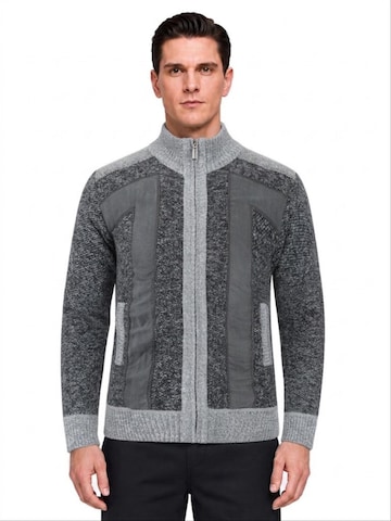 ALLTHEMEN Strickjacke 'Maschenspiel' in Grau: Vorderseite