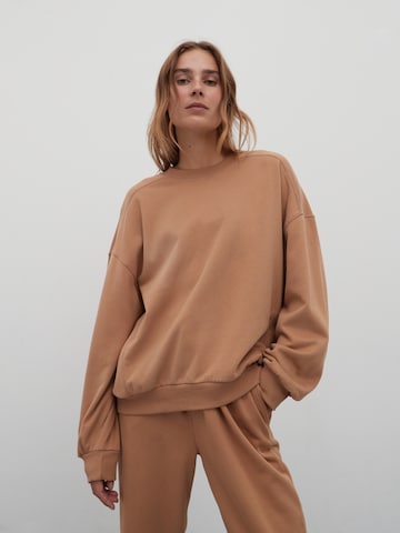 EDITED Sweatshirt 'Lana' in Bruin: voorkant