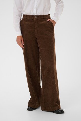Kaffe - Pierna ancha Pantalón 'Sella' en marrón: frente