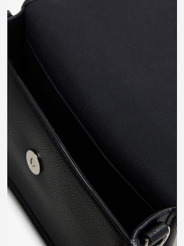 LACOSTE Skuldertaske i sort