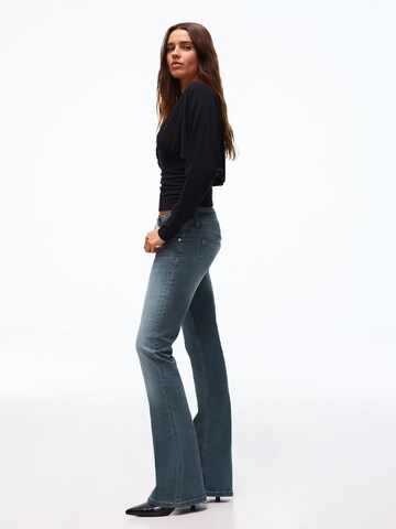 Bershka Дънки Bootcut Дънки в синьо