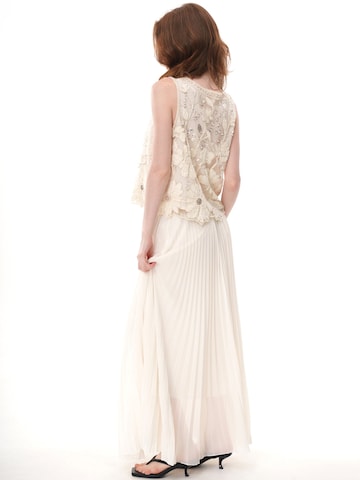 Top 'Floral Applique Beaded Sleeveless Top, Rhinestone‑Trimmed Sheer Crew Neck Vest' di yoligex in bianco