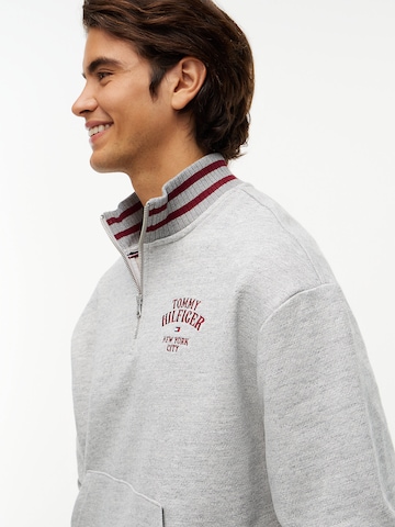 TOMMY HILFIGER Sweatshirt in Grau