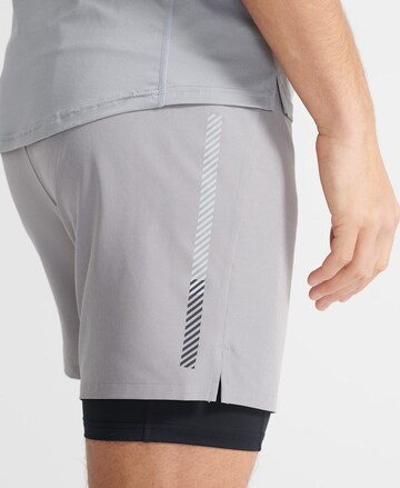 Superdry Regular Sportshorts in Grau