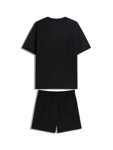 Trening de la Bershka pe negru