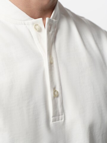 ABOUT YOU x Jaime Lorente - Camisa 'Pierre' em branco