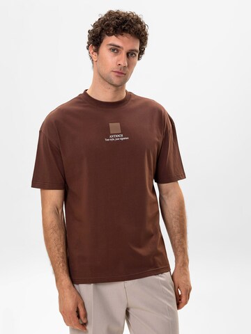 Antioch Μπλουζάκι σε καφέ: μπροστά