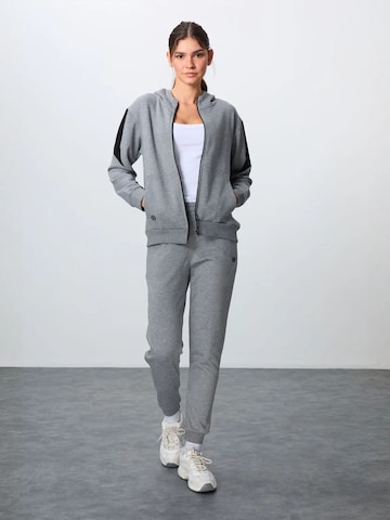 Tommy Life Jogging ruhák - szürke: elől