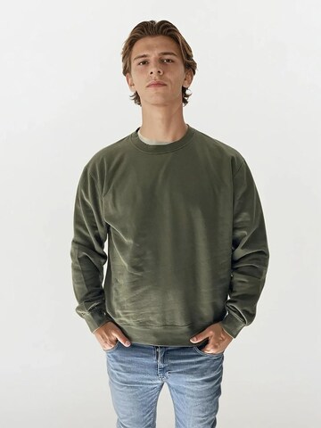 A Question Of (AQO) Sweatshirt 'Johannes' i grøn: forside