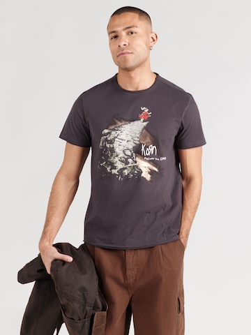 AMPLIFIED Koszulka 'KORN - FOLLOW THE LEADER' w kolorze szary: przód