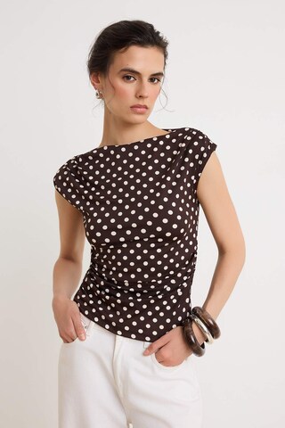 Trendyol T-Shirt in Braun: Vorderseite